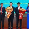 Lãnh đạo tỉnh Quảng Ngãi tặng hoa chúc mừng hai tân Phó Chủ tịch UBND tỉnh. (Ảnh: VGP)