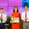 Cô Nguyễn Thị Minh Tâm nhận Bằng khen của Chủ tịch Ủy ban Nhân dân tỉnh Đồng Tháp vì có thành tích xuất sắc trong học tập và làm theo tư tưởng, đạo đức, phong cách Hồ Chí Minh giai đoạn 2016-2025. (Ảnh: Nhựt An/TTXVN)