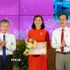 Cô Nguyễn Thị Minh Tâm nhận Bằng khen của Chủ tịch Ủy ban Nhân dân tỉnh Đồng Tháp vì có thành tích xuất sắc trong học tập và làm theo tư tưởng, đạo đức, phong cách Hồ Chí Minh giai đoạn 2016-2025. (Ảnh: Nhựt An/TTXVN)