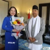 Phó Tổng thống Nepal tặng hoa Phó Chủ tịch nước Võ Thị Ánh Xuân. (Ảnh: Ngọc Thúy/TTXVN)