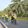 Du khách trải nghiệm "du lịch xanh" dưới tán dừa trên các cung đường phường An Hội, tỉnh Vĩnh Long. (Ảnh: Chương Đài/TTXVN)