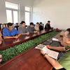 Công an tỉnh Đắk Lắk làm việc với các đối tượng liên quan trong vụ án. (Ảnh: TTXVN phát)