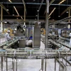 Dây chuyền sản xuất sữa tươi Vinamilk từ trang trại xanh, thân thiện với môi trường. (Ảnh: Hồng Đạt/TTXVN)
