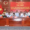 Chủ đầu tư và đơn vị thi công ký kết giao ước thi đua. (Ảnh: Tuấn Phi/TTXVN)