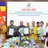 Ban tổ chức trao giải Đặc biệt cho các tác giả với tác phẩm Dấu ấn Phật giáo đồng hành cùng dân tộc. (Ảnh: Minh Đức/TTXVN)