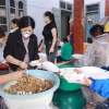Nhân dân Bản Phúc Khoa, Không ai bảo ai, chia nhau mỗi người một việc sao có những suất cơm đến sớm nhất vùng rốn lũ. (Ảnh: Quý Trung/TTXVN)