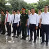 Đoàn Đại biểu tỉnh Hưng Yên dâng hương tưởng niệm các Anh hùng liệt sỹ tại Nghĩa trang Liệt sỹ Him Lam (tỉnh Điện Biên). (Ảnh: Mạnh Khánh/TTXVN)