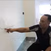 Gia đình anh Đoàn Văn Tú, ở thôn 11, xã Lục Yên bị nứt tại vị trí phòng khách với vết nứt dài từ hơn 1 mét. (Ảnh: Anh Thùy/TTXVN)