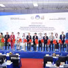 Đại biểu trong nước, quốc tế cùng cắt băng khai mạc triển lãm. (Ảnh: Thanh Tùng/TTXVN)