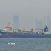 Tàu thương mại thả neo ngoài khơi Dubai, Các tiểu vương quốc Arab thống nhất, do gián đoạn hoạt động vận tải ở eo biển Hormuz, ngày 2/3/2026. (Ảnh: AA/TTXVN)