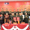Đồn Biên phòng Cửa khẩu quốc tế La Lay (Việt Nam) và Đại đội Biên phòng 514, Bộ Chỉ huy Quân sự tỉnh Sả Lạ Văn (Lào) ký kết nghĩa phối hợp hoạt động. (Ảnh: Võ Dung/TTXVN)