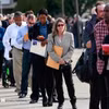 Người lao động xếp hàng chờ xin việc tại Hội chợ việc làm ở Uniondale, New York (Mỹ). (Ảnh: Reuters/TTXVN)
