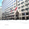 Tuyết phủ dày trước một tòa nhà ở trung tâm thủ đô Washington D.C. (Ảnh: Đoàn Hùng/TTXVN).