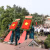 Đại biểu dâng hoa tại Nghĩa trang liệt sỹ Bến Lức trước lễ phát động. (Ảnh: Đức Hạnh/TTXVN)