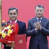 Đồng chí Lê Minh Hưng, Ủy viên Bộ chính trị, Bí thư Trung ương Đảng, Trưởng Ban Tổ chức Trung ương trao Quyết định cho ông Hồ Văn Niên, Bí thư Tỉnh ủy Quảng Ngãi. (Ảnh: Cao Nguyên/TTXVN)