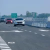 Ôtô lưu thông trên tuyến chính cao tốc Cần Thơ-Hậu Giang trong ngày đầu đưa vào khai thác. Lượng xe chưa đông, mặt đường thông thoáng, bảo đảm an toàn giao thông. (Ảnh: Thanh Liêm/TTXVN)