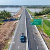Các phương tiện lưu thông trên cao tốc Cần Thơ-Cà Mau, sáng 22/12. (Ảnh: Thanh Liêm/TTXVN)