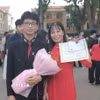 Nguyễn Khắc Công chụp ảnh cùng mẹ trong Lễ tuyên dương học sinh giỏi tại trường. (Ảnh: TTXVN phát)