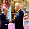 Đại sứ Nguyễn Quốc Dũng (trái) tiếp kiến Thống đốc bang Minnesota Tim Walz. (Ảnh: TTXVN phát)