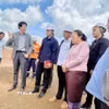 Ông Đinh Xuân Hoàng, đại diện tập đoàn Việt Phương-phụ trách triển khai Dự án Tổ hợp khai thác mỏ bauxite và chế biến alumin Dakcheung, báo cáo với Phó Chủ tịch Quốc hội Lào Sounthone Xayachak cùng Đoàn tại buổi làm việc ngoài công trường. (Ảnh: Xuân Tú/TTXVN)