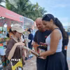 Du khách nước ngoài tìm hiểu các món ăn đặc trưng xứ Quảng tại Lễ hội Food Tour Đà Nẵng 2026. (Ảnh: Mỹ Hà/TTXVN)