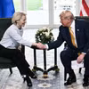 Tổng thống Mỹ Donald Trump (phải) trong cuộc gặp Chủ tịch Ủy ban Châu Âu (EC) Ursula von der Leyen. (Ảnh: REUTERS/TTXVN)