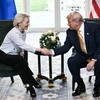 Tổng thống Mỹ Donald Trump (phải) trong cuộc gặp Chủ tịch Ủy ban Châu Âu (EC) Ursula von der Leyen tại khu nghỉ dưỡng ở Turnberry (Scotland), ngày 27/7/2025. (Ảnh: REUTERS/TTXVN)