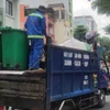 Công nhân ngành môi trường thu gom rác sinh hoạt tại phường Tân Bình, TPHCM. (Ảnh SGGP)