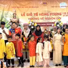 Sinh viên tiếng Việt của Đại học Malaya và học sinh CLB tiếng Việt đồng ca bài “Nổi trống lên”. (Ảnh: Viên Luyến/TTXVN)