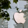 Biểu tượng Apple tại một cửa hàng ở Brussels, Bỉ. (Ảnh: THX/TTXVN)
