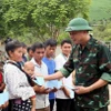 Phó Chủ tịch UBND tỉnh Sơn La Nguyễn Thành Công tặng quà cho nhân dân xã Huổi Một chịu ảnh hưởng, thiệt hại của thiên tai. (Ảnh: Quang Quyết/TTXVN)