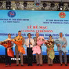 Lãnh đạo tỉnh Quảng Trị tặng hoa cho các đối tác của Chương trình Bạn bè Thái Bình Dương 2025. (Ảnh. Tường Vi/TTXVN)