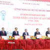 Các đại biểu ký Bìa phát hành bộ tem Kỷ niệm 300 năm Ngày sinh Danh nhân văn hóa Lê Quý Đôn (1726 -2026). (Ảnh: Thế Duyệt/TTXVN)