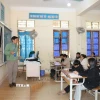 Chính sách miễn học phí góp phần giảm tỷ lệ học sinh bỏ học, đặc biệt là ở các địa phương miền núi và vùng sâu vùng xa. (Ảnh: Bích Huệ /TTXVN).