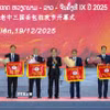 Ban tổ chức trao cờ lưu niệm cho các đoàn tham dự Lễ hội. (Ảnh: Xuân Tư/TTXVN)