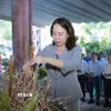 Phó Chủ tịch nước Võ Thị Ánh Xuân dâng hương tưởng niệm các Anh hùng liệt sỹ tại Khu Di tích lịch sử Quốc gia Truông Bồn (Nghệ An). (Ảnh: Văn Tý/TTXVN)