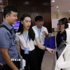 Các đại biểu trải nghiệm công nghệ tại khu trưng bày của Hội thảo. (Ảnh: Tiến Lực/TTXVN)