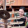 Đồng bào người Ê Đê tại xã Sông Hinh (tỉnh Đắk Lắk) biểu diễn nhạc cụ dân tộc mình. (Ảnh: Tường Quân/TTXVN)