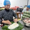 Những ngày giáp Tết, không khí tại các cơ sở làm bánh chưng ở Cát Trù, xã Hùng Việt, luôn tất bật, rộn ràng từ sáng sớm đến khuya. (Ảnh: Tạ Toàn/TTXVN)