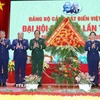 Thượng tướng Võ Minh Lương, Ủy viên Trung ương Đảng, Ủy viên Thường vụ Quân ủy Trung ương, Thứ trưởng Bộ Quốc phòng tặng lẵng hoa chúc mừng Đại hội. (Ảnh: Trọng Đức/TTXVN)