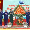 Thượng tướng Võ Minh Lương, Ủy viên Trung ương Đảng, Ủy viên Thường vụ Quân ủy Trung ương, Thứ trưởng Bộ Quốc phòng tặng lẵng hoa chúc mừng Đại hội. (Ảnh: Trọng Đức/TTXVN)