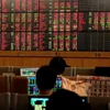 Nhà đầu tư theo dõi biến động chứng khoán trên bảng điện tử. (Ảnh: Reuters)