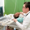 Bác sỹ Tôn Thanh Trà, Giám đốc Bệnh viện Chợ Rẫy - Phnom Penh trực tiếp thăm khám, siêu âm một trường hợp bệnh nhân bệnh nặng, tiếp nhận phẫu thuật miễn phí tại bệnh viện. (Ảnh: Quang Anh/TTXVN)