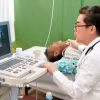 Bác sỹ Tôn Thanh Trà, Giám đốc Bệnh viện Chợ Rẫy - Phnom Penh trực tiếp thăm khám, siêu âm một trường hợp bệnh nhân bệnh nặng, tiếp nhận phẫu thuật miễn phí tại bệnh viện. (Ảnh: Quang Anh/TTXVN)