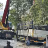 Lực lượng chức năng tổ chức cứu hộ chiếc xe tải bị lật, điều tra nguyên nhân vụ tai nạn. (Ảnh: TTXVN phát)