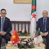 Tổng Thư ký Đảng Mặt trận Giải phóng Dân tộc Abdelkrim Benmbarek tiếp Đại sứ Trần Quốc Khánh đến chào kết thúc nhiệm kỳ về nước. (Ảnh: Nguyễn An/TTXVN)
