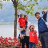 Một gia đình cùng nhau ghi lại khoảnh khắc của mùa Xuân bên hồ Gươm. (Ảnh: Thanh Tùng/TTXVN)