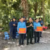 Đại tá Cao Minh Tâm, Phó Chính uỷ Bộ Chỉ huy quân sự tỉnh An Giang, thăm và trao tặng quà cho cán bộ, chiến sỹ Đội K93. (Ảnh: TTXVN phát)
