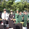 Đại diện lãnh đạo thành phố Đồng Nai cùng các đại biểu thắp hương tưởng niệm, tri ân các Anh hùng liệt sỹ. (Ảnh: Đậu Tất Thành/TTXVN)
