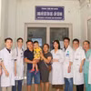 Đội ngũ bác sỹ Bệnh viện Trung ương Huế chúc mừng bệnh nhi xuất viện. (Ảnh: TTXVN phát) 